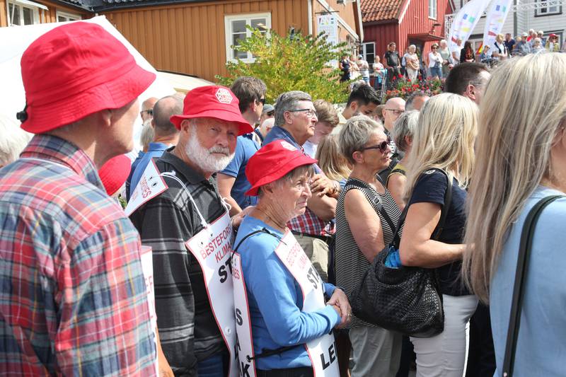 Bildet viser folk fra Besteforeldrens klimaaksjon i gatene i Arendal.