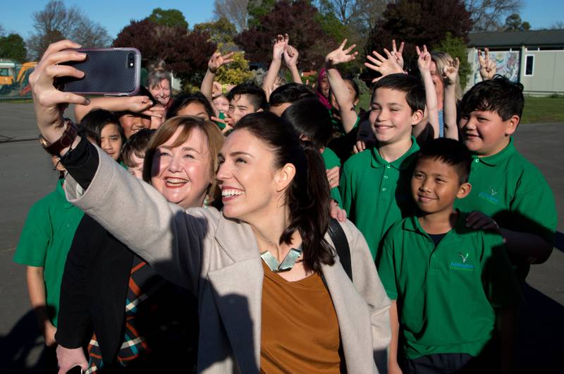 Bildet viser statsministeren på New Zealand som tar selfie.