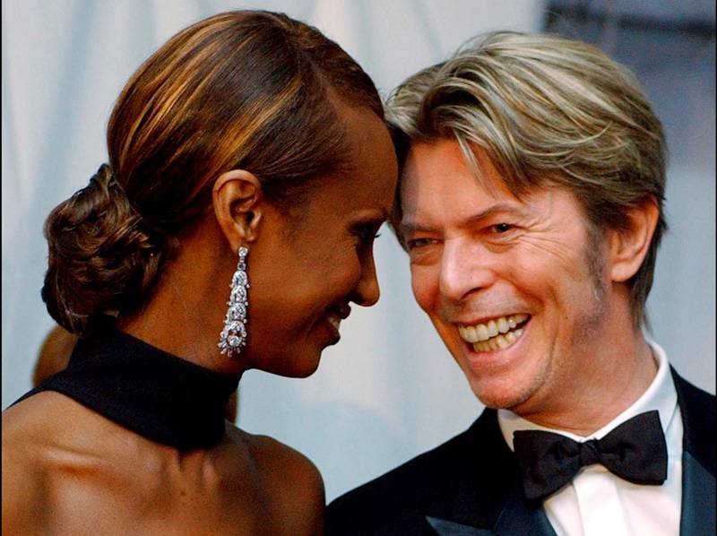 Et av de åtte intervjuene i den nye Bowie-boken på norsk gjorde hans kone Imam med ham i 2000 for bladet Bust. Her er paret i 2002. Foto: Suzanne Plunkett / AP