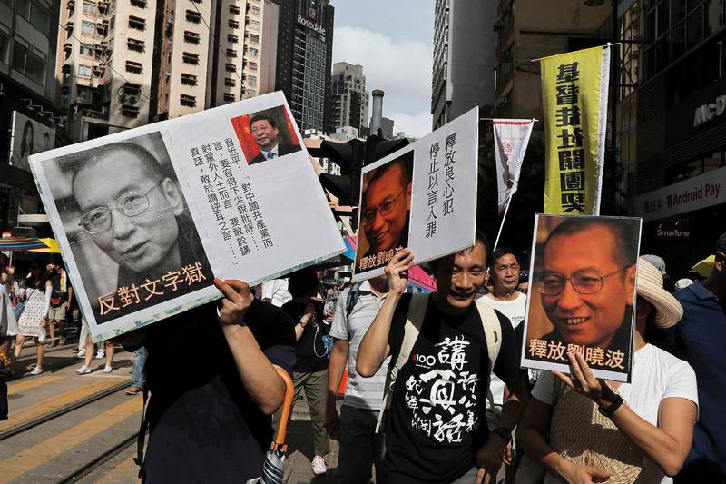 PROTEST: Fortsatt kjemper folk for at Liu Xiaobo skal slippe fri. Her fra protester i Hong Kong denne uka.