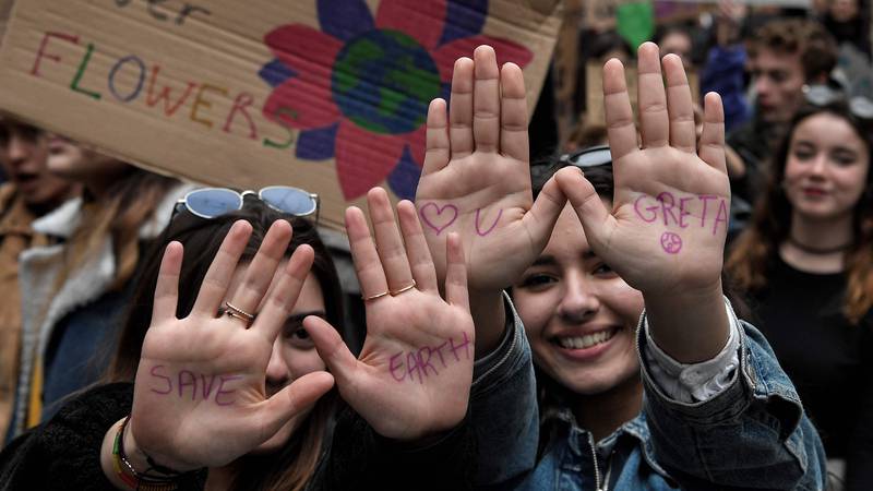 Bildet viser to unge jenter under en demonstrasjon for klimaet i Hellas.