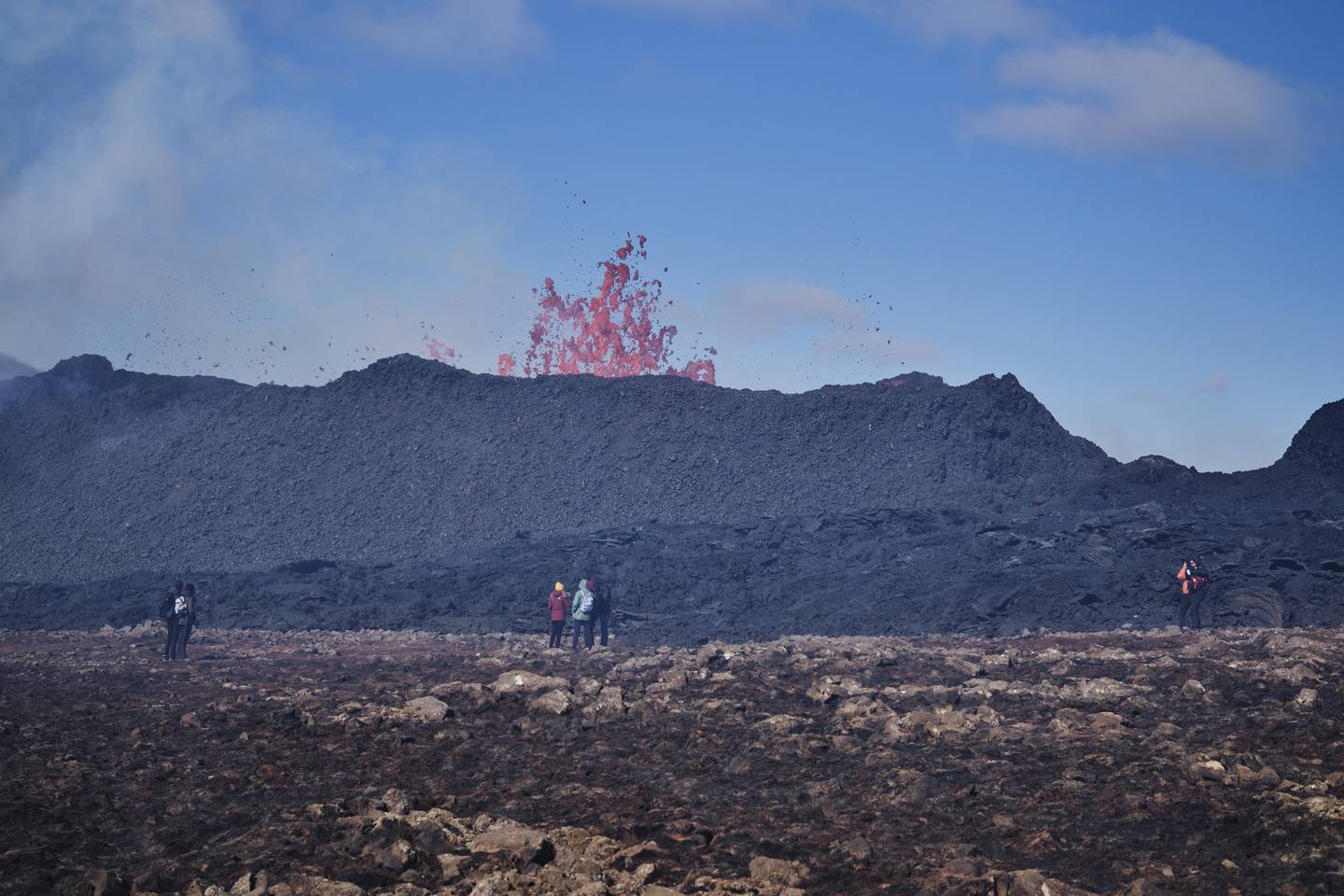 Bildet viser folk som ser på et vulkanutbrudd.