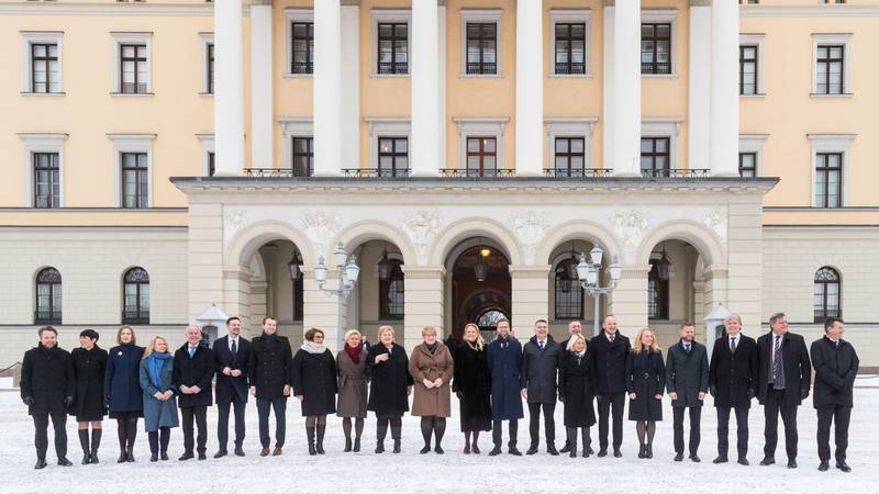 Bildet viser den nye regjeringen som har flertall i Stortinget. Statsråder står på rad og rekke utenfor slottet.