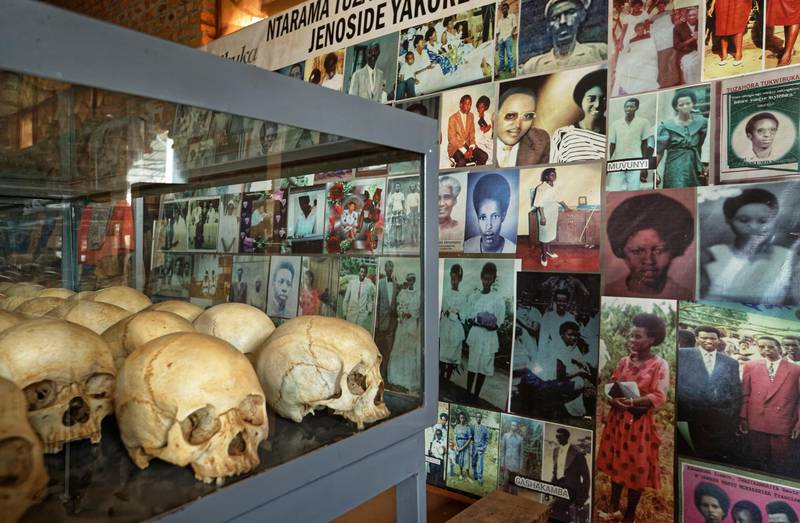 Bildet viser hodeskaller og bilder av drepte fra folkemordet i Rwanda.