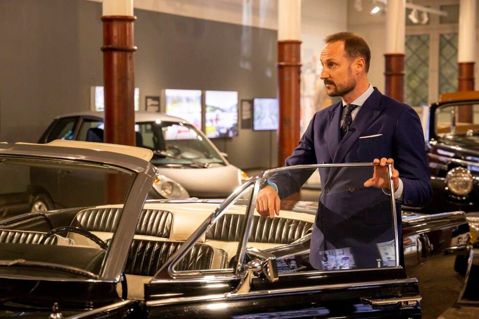 Bildet viser kronprins Haakon som åpner utstillingen “Kongens biler. Kjøretøy gjennom fire generasjoner”. Kronprinsen står ved en A-5 Lincoln Continental 1966.