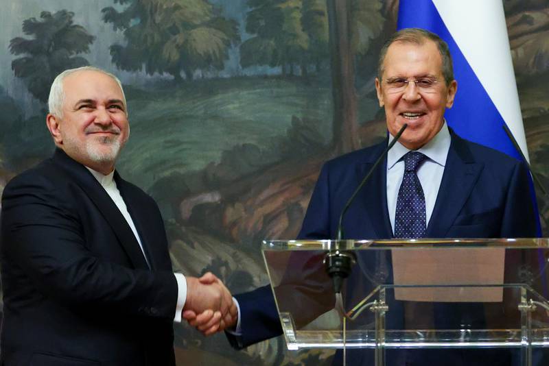 Bildet er av utenriksministerne i Iran og Russland. Sergej Lavrov står til høyre og Mohammad Javad Zarif til venstre. De tar hverandre i hendene.