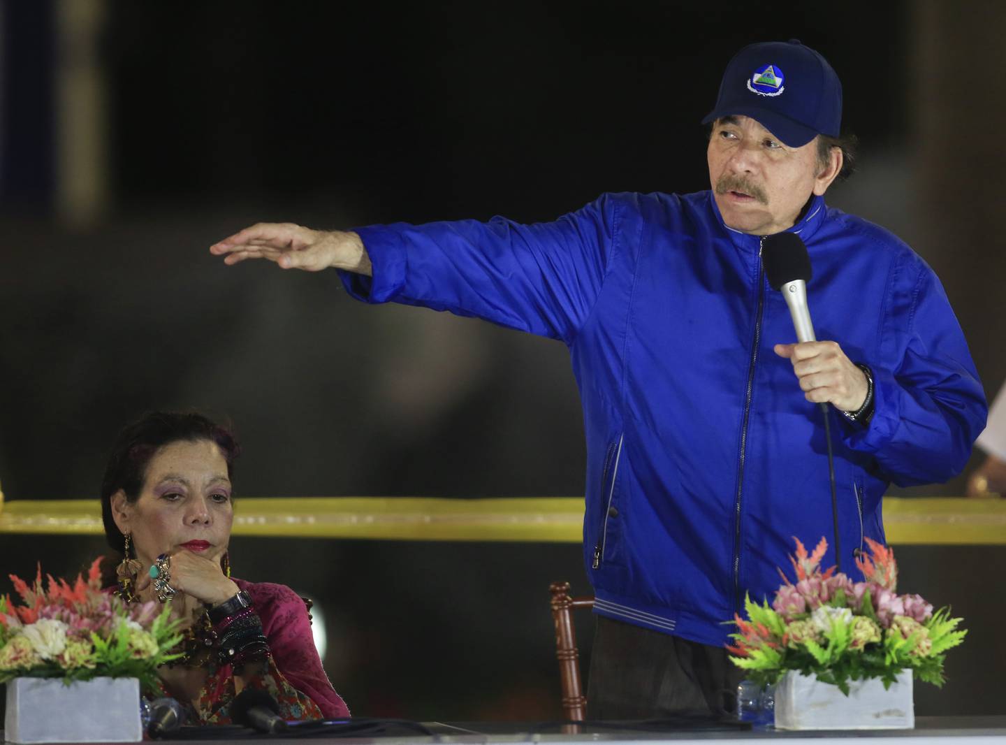 USA innfører sanksjoner mot fire sentrale støttespillere av Nicaraguas president Daniel Ortega (bildet), blant dem datteren. Ortegas kone Rosario Murillo (t.v.) er visepresident i landet. Foto: AP / NTB