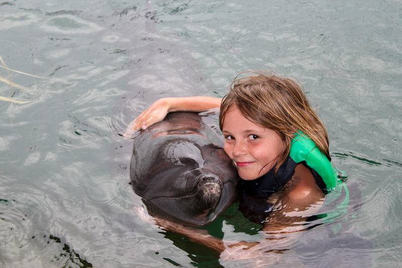 Bildet viser Ingrid Alexandra som bader sammen med en delfin. Bildet er fra en reise til Bali i 2010.