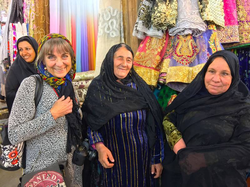 Bildet viser norske Bente Vold Klausen som snakker med iranske kvinner på et marked i Teheran.