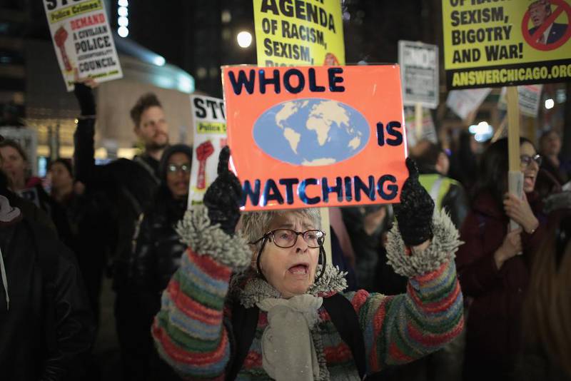 Bildet viser kvinner som protesterer mot president Donald Trump i USA.