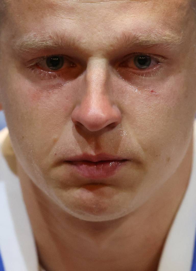 Bildet er av fotballspilleren Oleksandr Zintsjeko som gråter. Foto: Lee Smith / Reuters / NTB