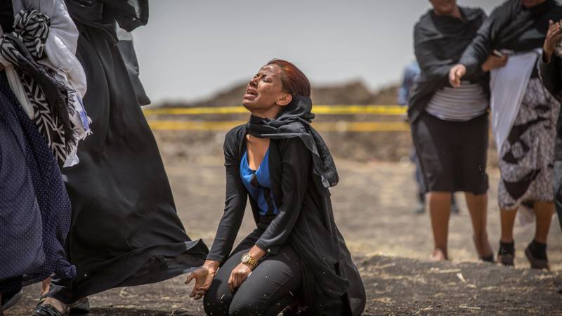 Bildet viser en etiopisk kvinne som gråter etter flystyrten.