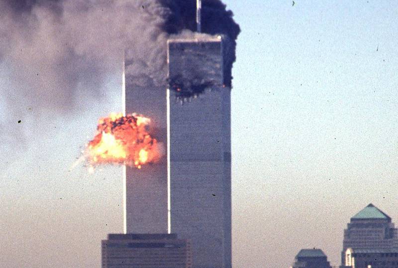 Bildet viser World Trade Center i New York 11. september 2001. De blir angrepet av fly. Søndag er det 15 år siden angrepene. 