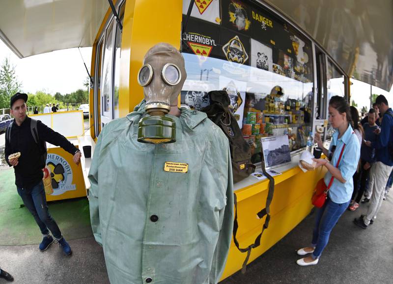 Bildet viser en figur med gassmaske utstilt foran en butikk i byen Pripjat i Ukraina.