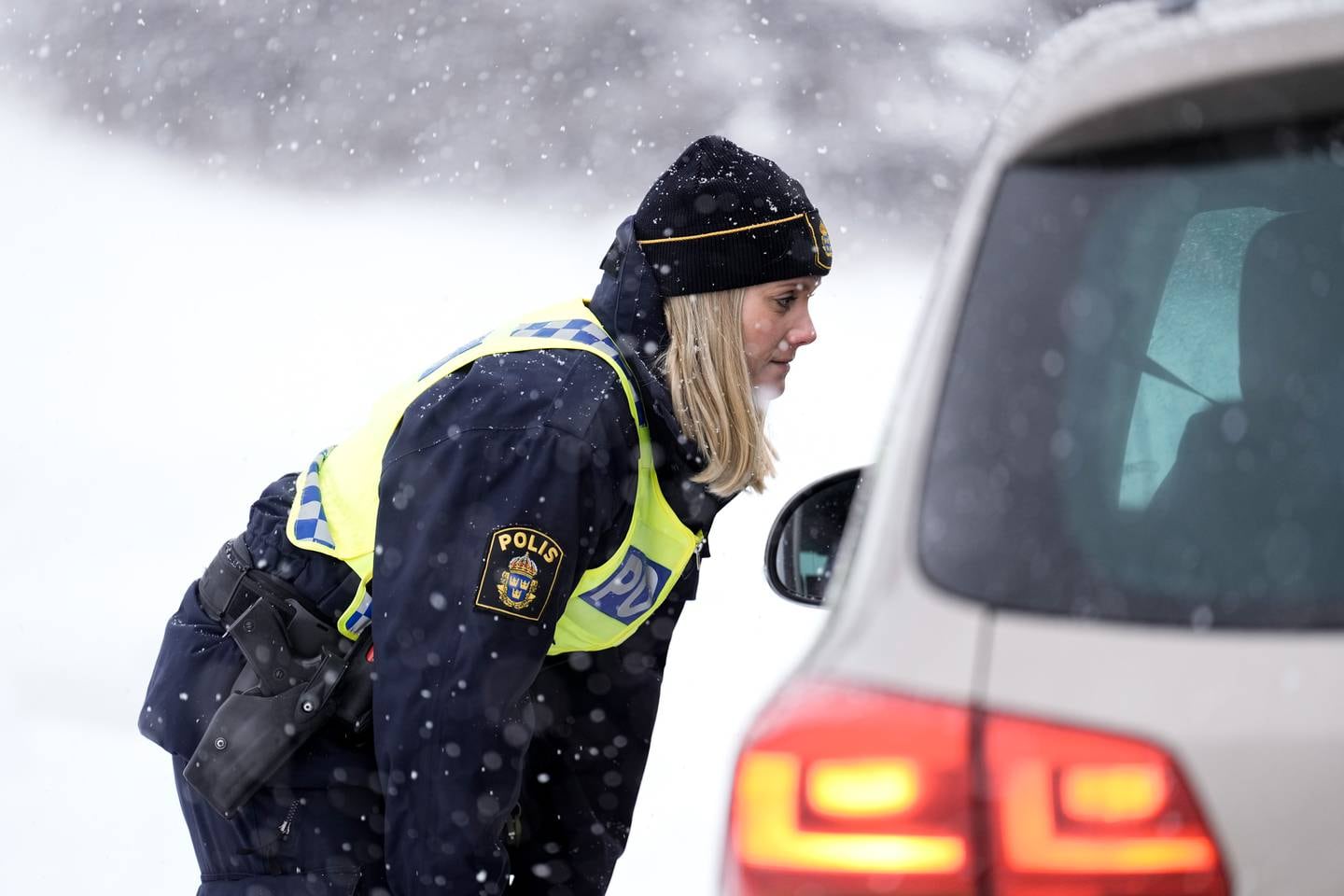 Reisende til Sverige må vise negativ koronatest ved passering på grensestasjonene. Foto: Fredrik Hagen / NTB
