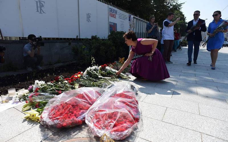 Bildet viser personer som legger ned blomster ved promenaden i byen NIce. Torsdag kveld ble 84 personer brutalt drept av en terrorist her.