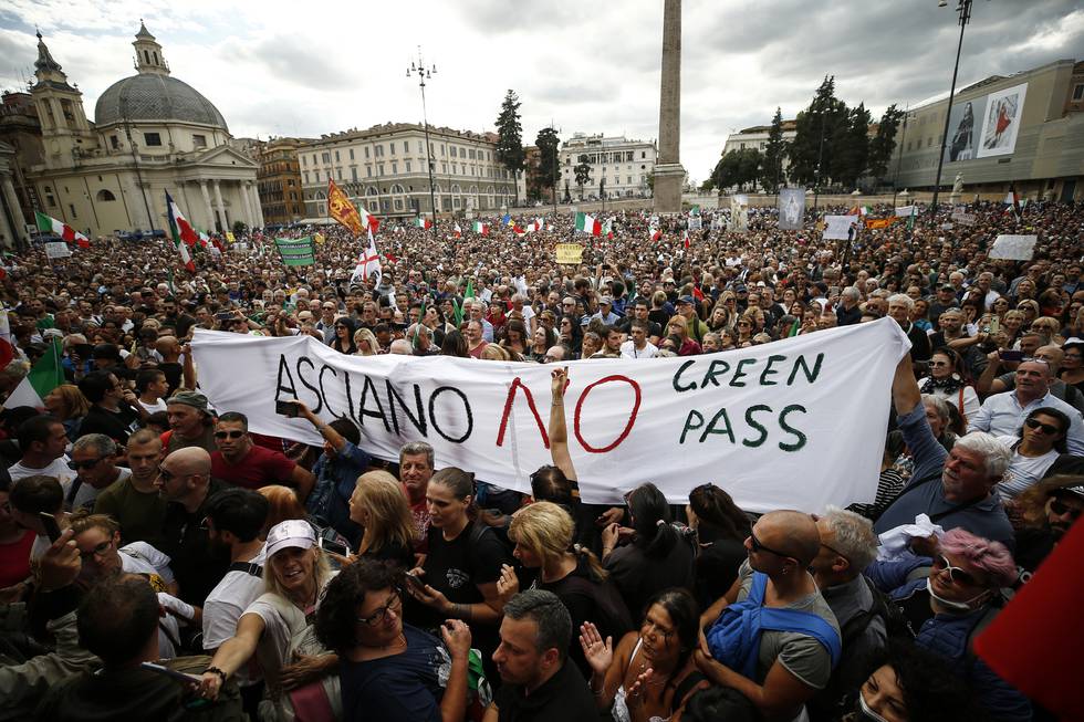 Tusenvis marsjerte gjennom Romas gater. Vaksinemotstandere er blant dem som er særlig kritiske til regjeringens planer om å kreve grønt koronapass. Foto: Cecilia Fabiano / LaPresse via AP / NTB