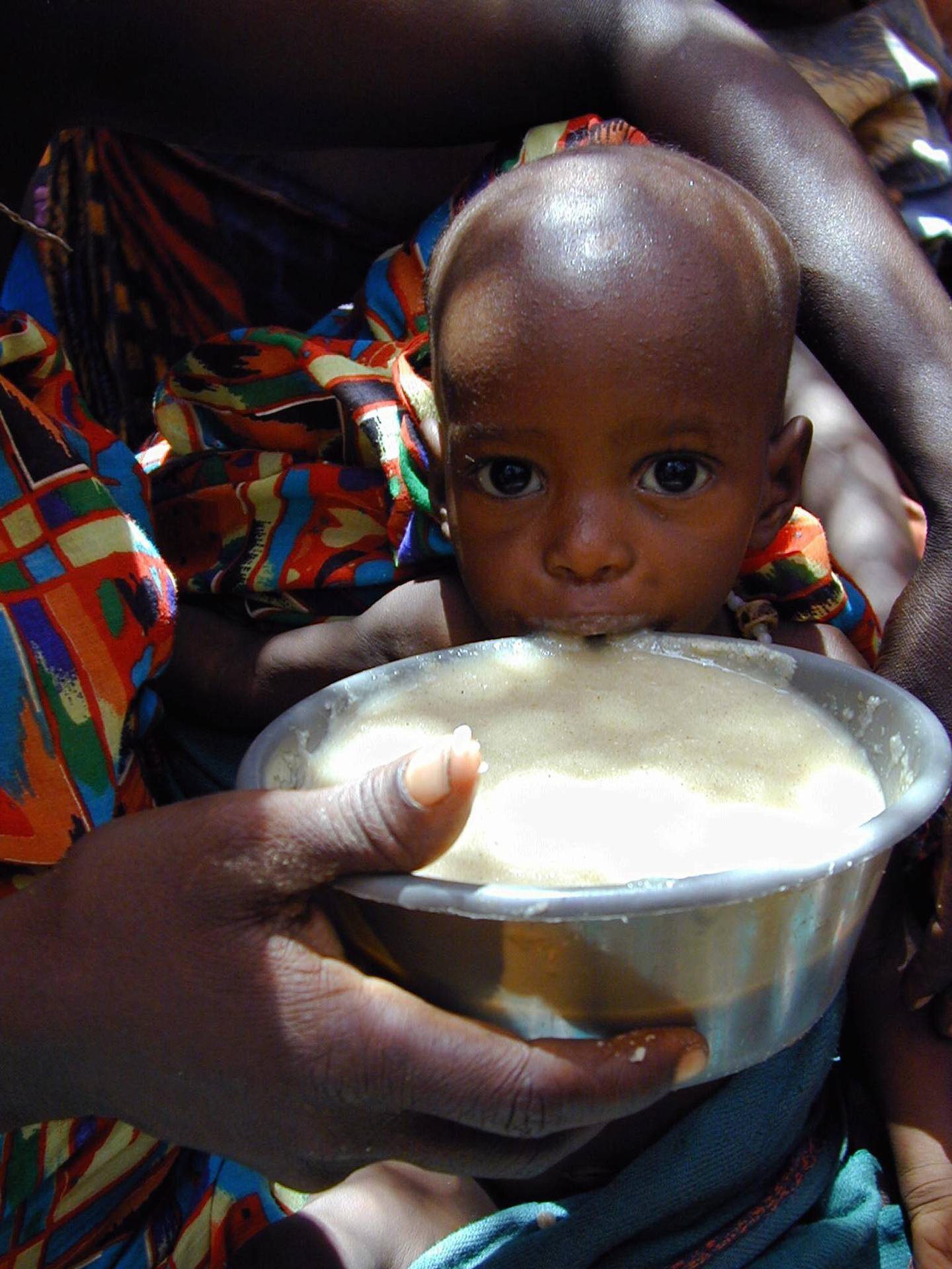 
GODE, ETIOPIA 20000429: 
16 millioner mennesker står ifølge FN overfor en sultkatastrofe på Afrikas horn, og bare
et fåtall - som denne lille jenta i Gode i Etiopia - har til nå fått den hjelpen de så desperat
trenger. Andre nyheter fortrenger meldingene om sultkatastrofen. (Baby får mat.)
Foto: Nils-Inge Kruhaug / SCANPIX