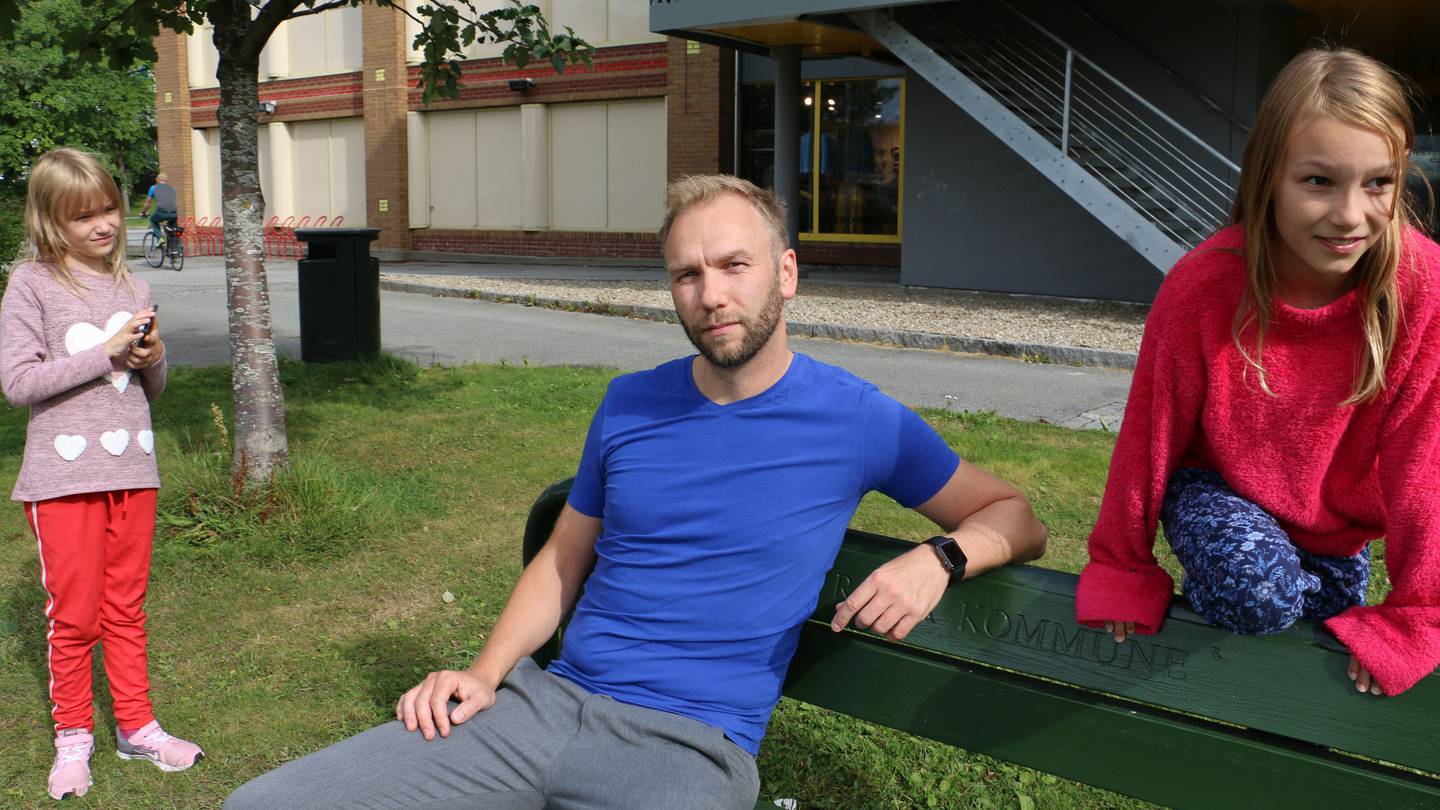 Bildet viser Ørjan Kulseng-Johansen som sitter på en benk mens døtrene leker rundt ham.