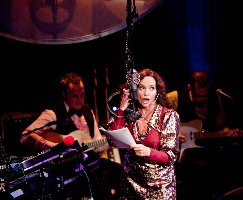 Bildet viser Inger Lise Rypdal på Edderkoppen. Bildet er fra premieren på showet «Inger Lise elsker 70-tallet» i 2010.