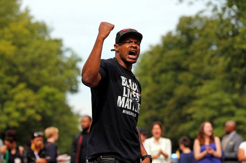 Bildet viser en sint mann under demonstrasjonen mot politivold i Minnesota.