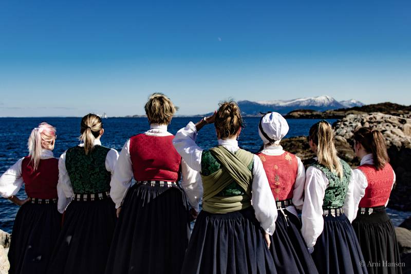 Bildet viser flere kvinner kledd i bunad. De speider utover sjøen. Bunads-geriljaen kjemper for å få beholde fødeavdelingen i Kristiansund.