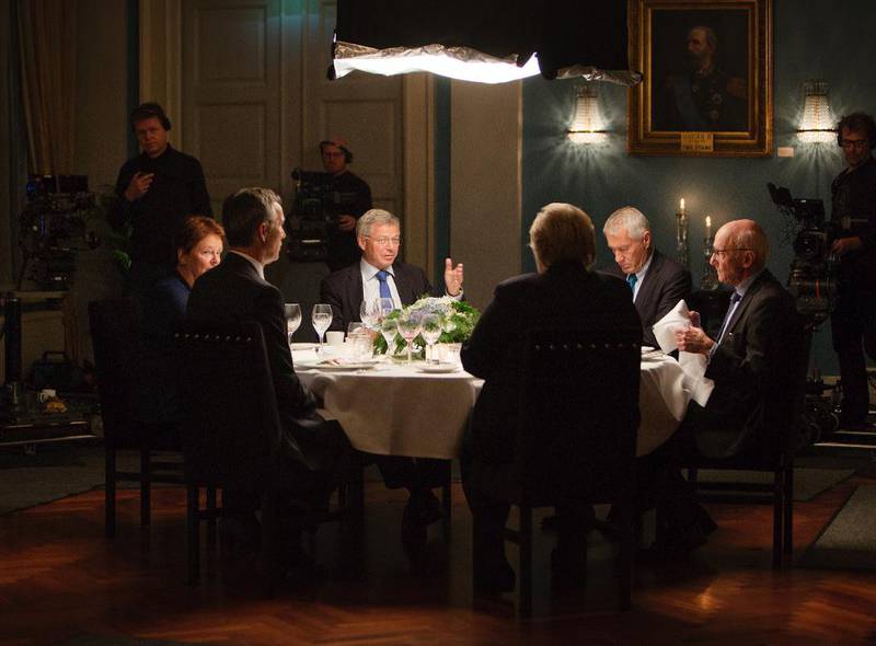 Bildet viser statsministrene rundt et middagsbord. 