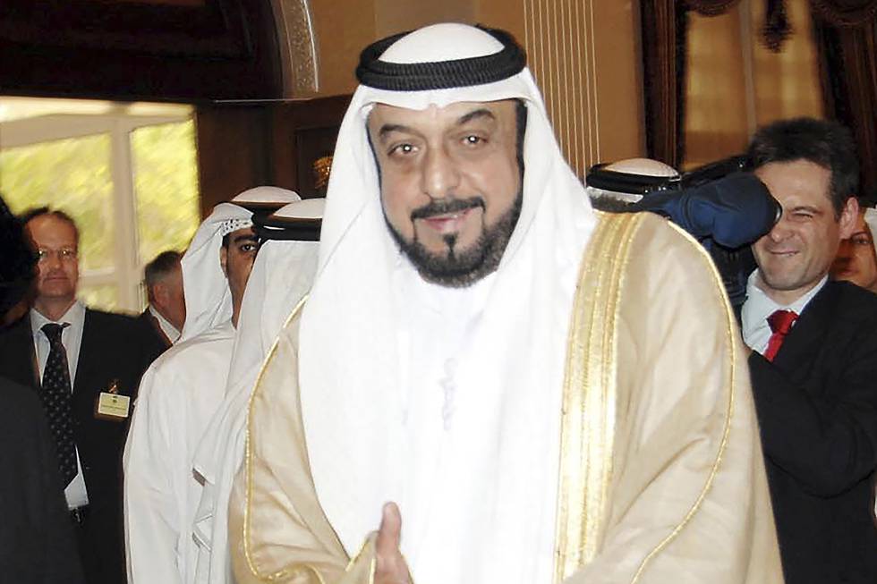 Bildet er av President Sheikh Khalifa bin Zayed Al Nahyan i De forente arabiske emirater i 2007. Statlige medier i Abu Dhabi melder fredag at presidenten er død.