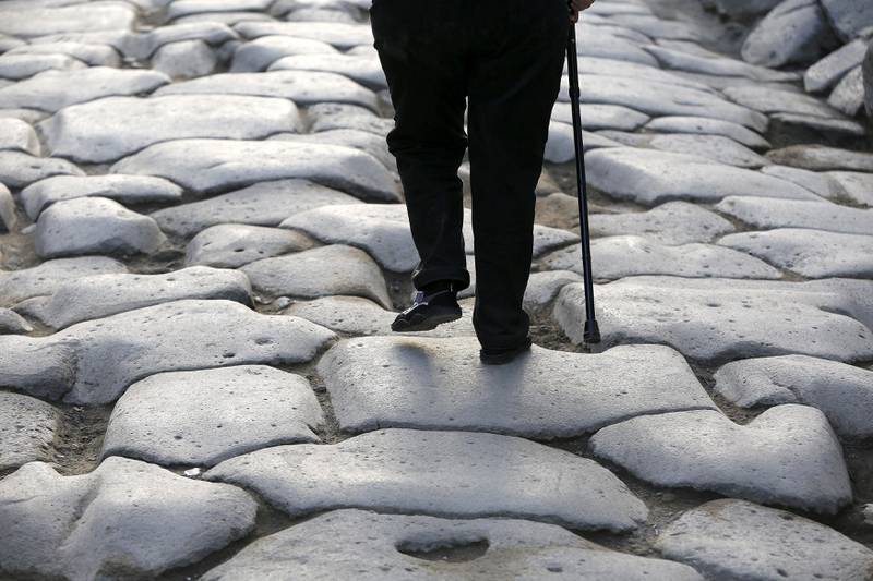 Bildet viser en mann som går på ugjevne steiner i Pompeii for tre år siden