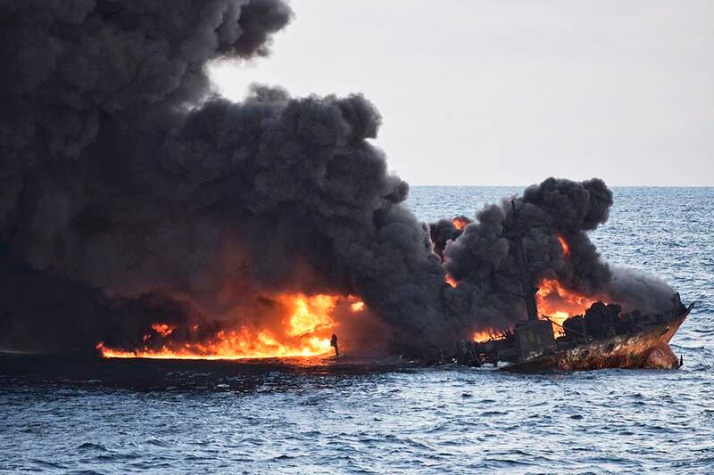 Bildet viser brann og røyk som stiger opp fra tankskipet Sanchi.