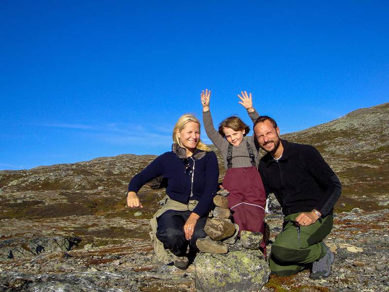 Bildet viser ingrid alexandra sammen med sine foreldre. Det er fra en fjelltur i Uvdal i 2010. 