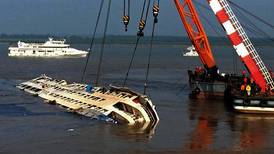 Ulykkesbåten i Kina snudd