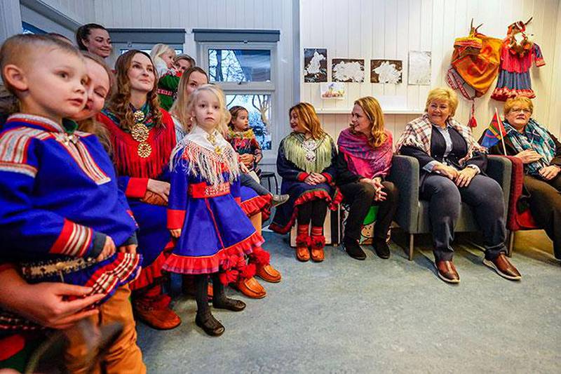 Bildet viser Erna Solberg og flere ministre sammen med barna i Samisk barnehage i Oslo. De feiret samenes nasjonaldag. 