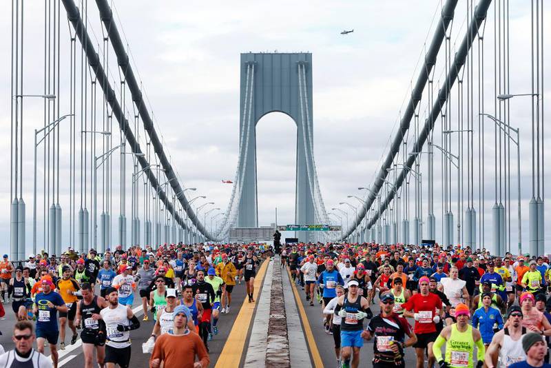 Bildet viser maratonløpere som krysser en bro i New York i 2013.