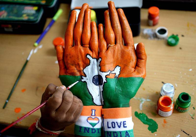 Bildet viser to hender som er malt i fargene til det indiske flagget.