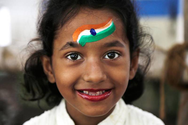 Bildet viser ei jente som har fått malt det indiske flagget i pannen.