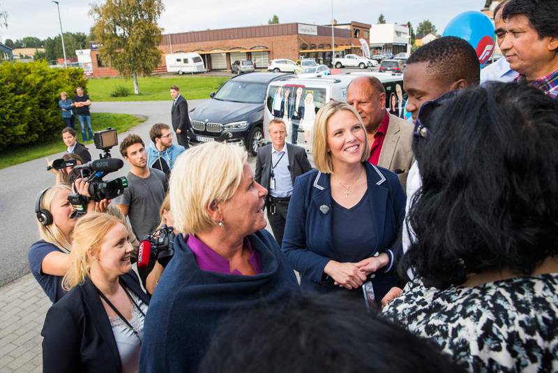 Bildet viser Siv Jensen og Sylvi Listhaug fra Fremskrittspartiet som hilser Frp-velgere med innvandrerbakgrunn.
