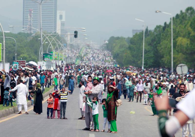 Bildet viser mange mennesker i gatene i Islamabad i Pakistan.