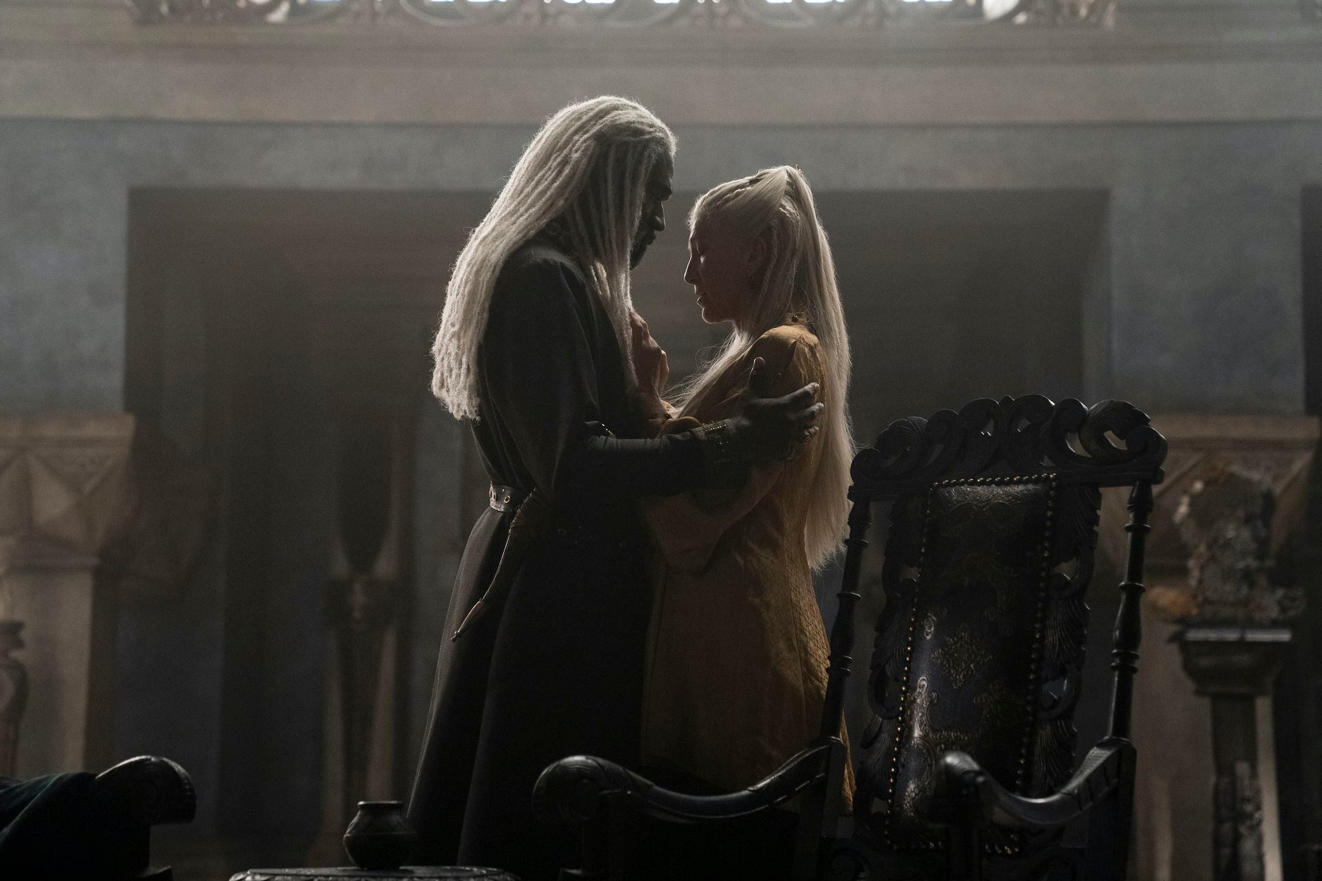 FØRST: «House of the Dragon» har premiere først. Bildet er fra en scene og viser lord Corlys Velaryon og prinsesse Rhaenys Targaryen.