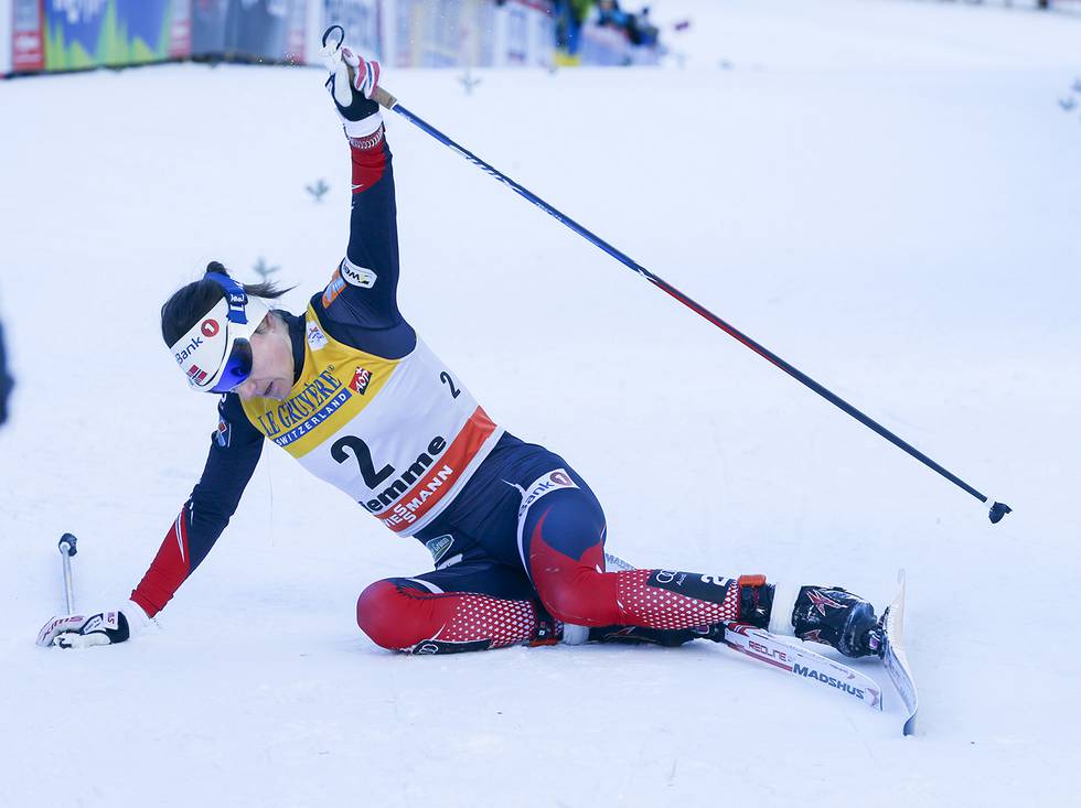 FERDIG: Heidi Weng er sliten, men orker å juble. Hun vant Tour de Ski i 2017.