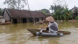 Tropisk storm kommer til flomskadde Vietnam