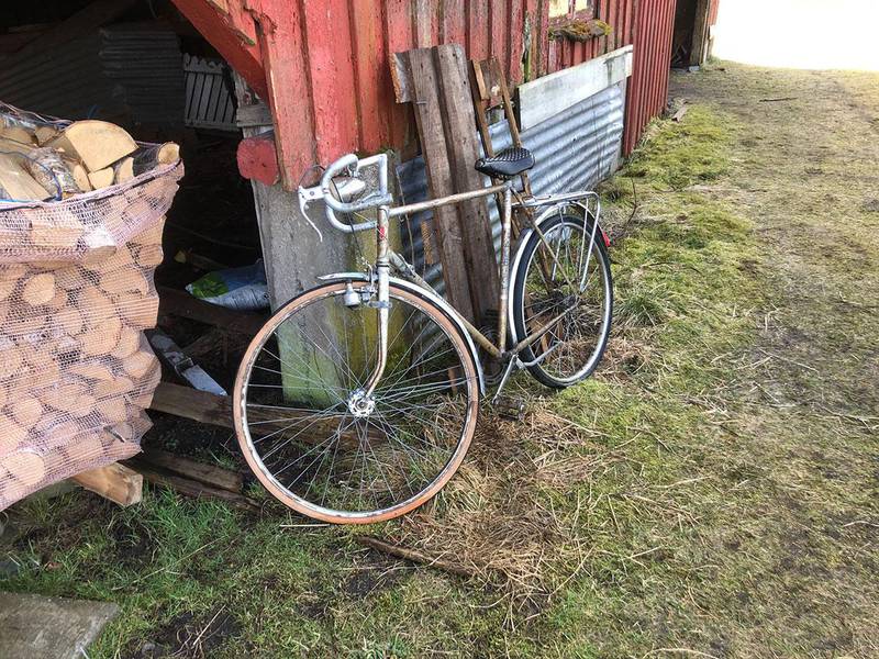 Bildet viser en sykkel. 12 år gamle Isak har fått tak i tre gamle sykler. Han jobber med å fikse dem. 