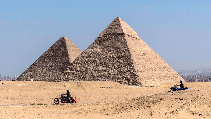 Bildet viser pyramidene ved Giza.