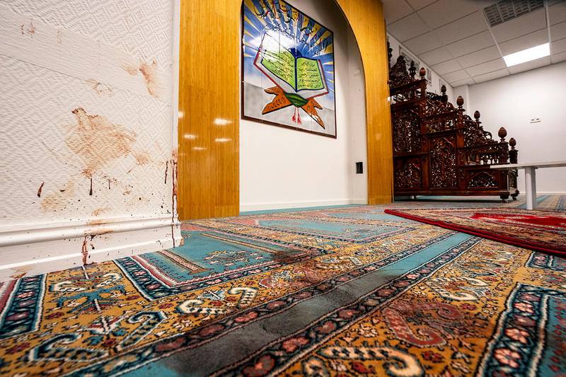 Bildet viser at det er blodflekker på veggene og på gulvteppet i moskeen.