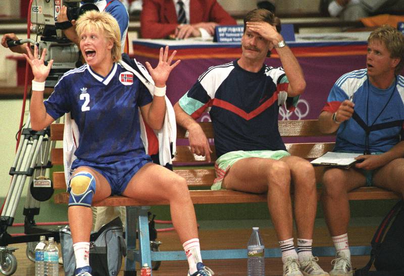 Bildet viser Sven-Tore Jacobsen og Cathrine Svendsen på benken under OL i 1988.