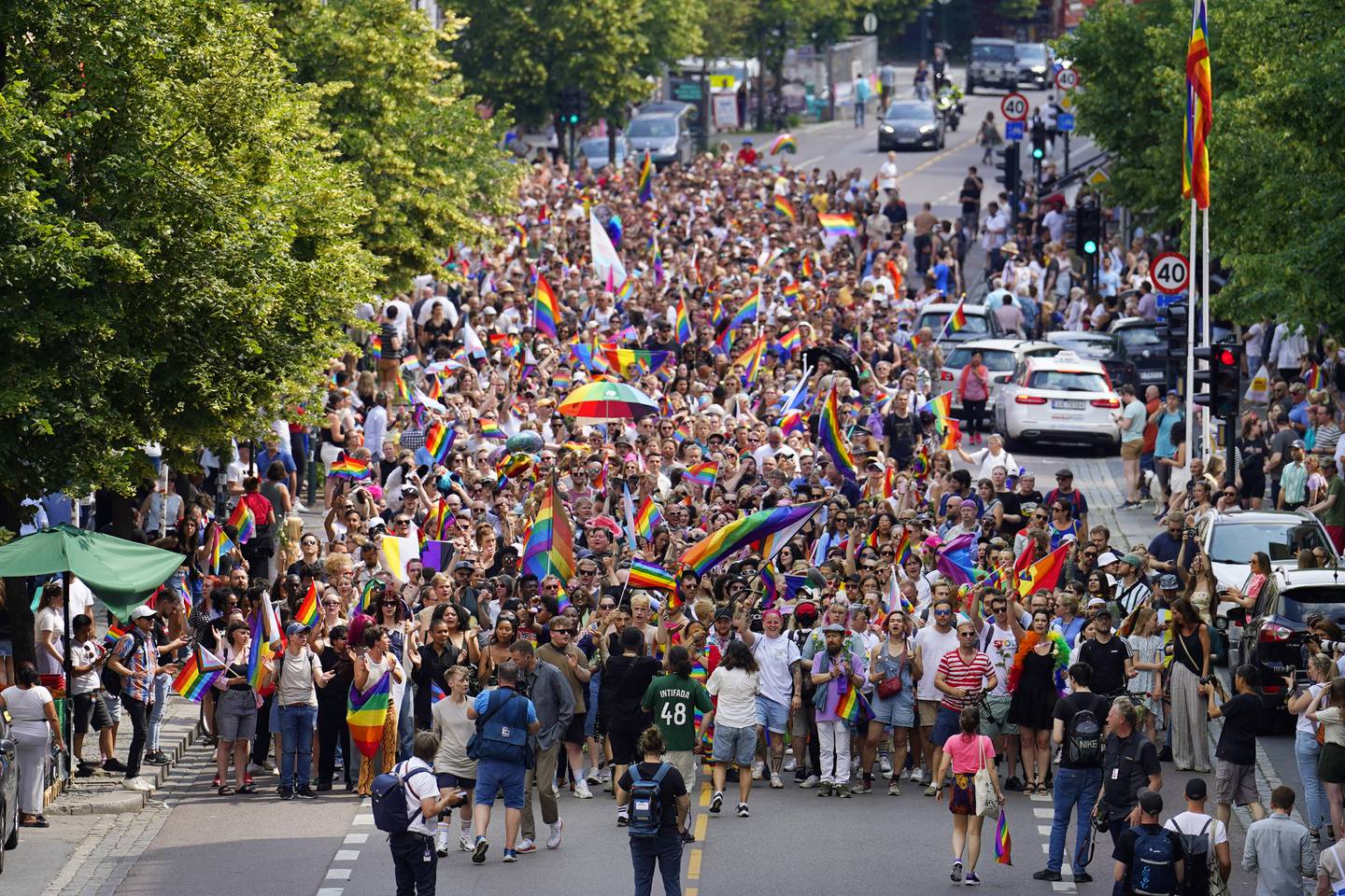 Skytingen medførte at lørdagens Pride-parade ble avlyst, men det oppsto et spontantog i Oslos gater. Foto: Håkon Mosvold Larsen / NTB