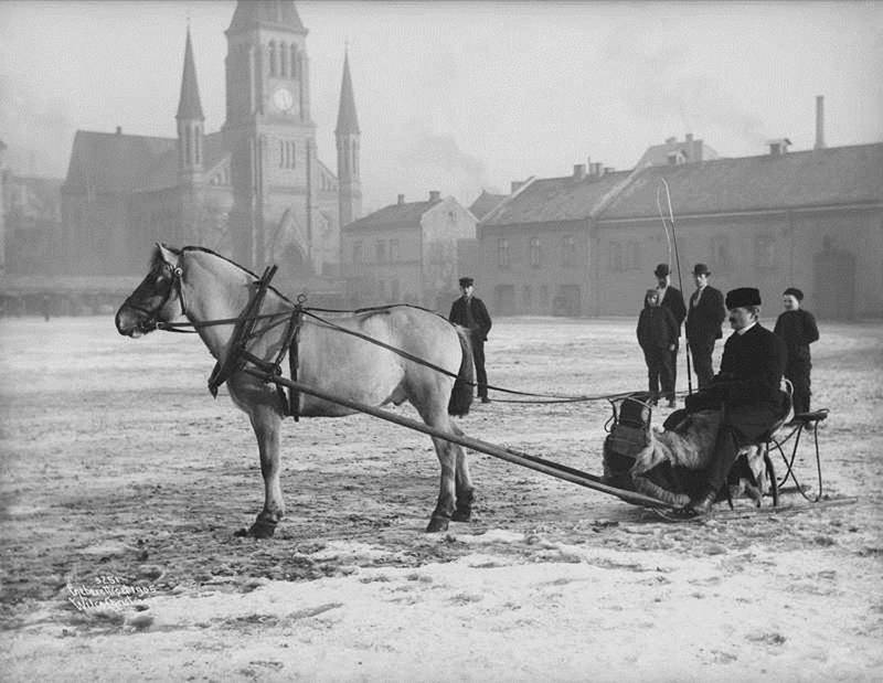 Bildet fra cirka 1904 viser folk, hest og vogn foran Johannes kirke i Oslo.