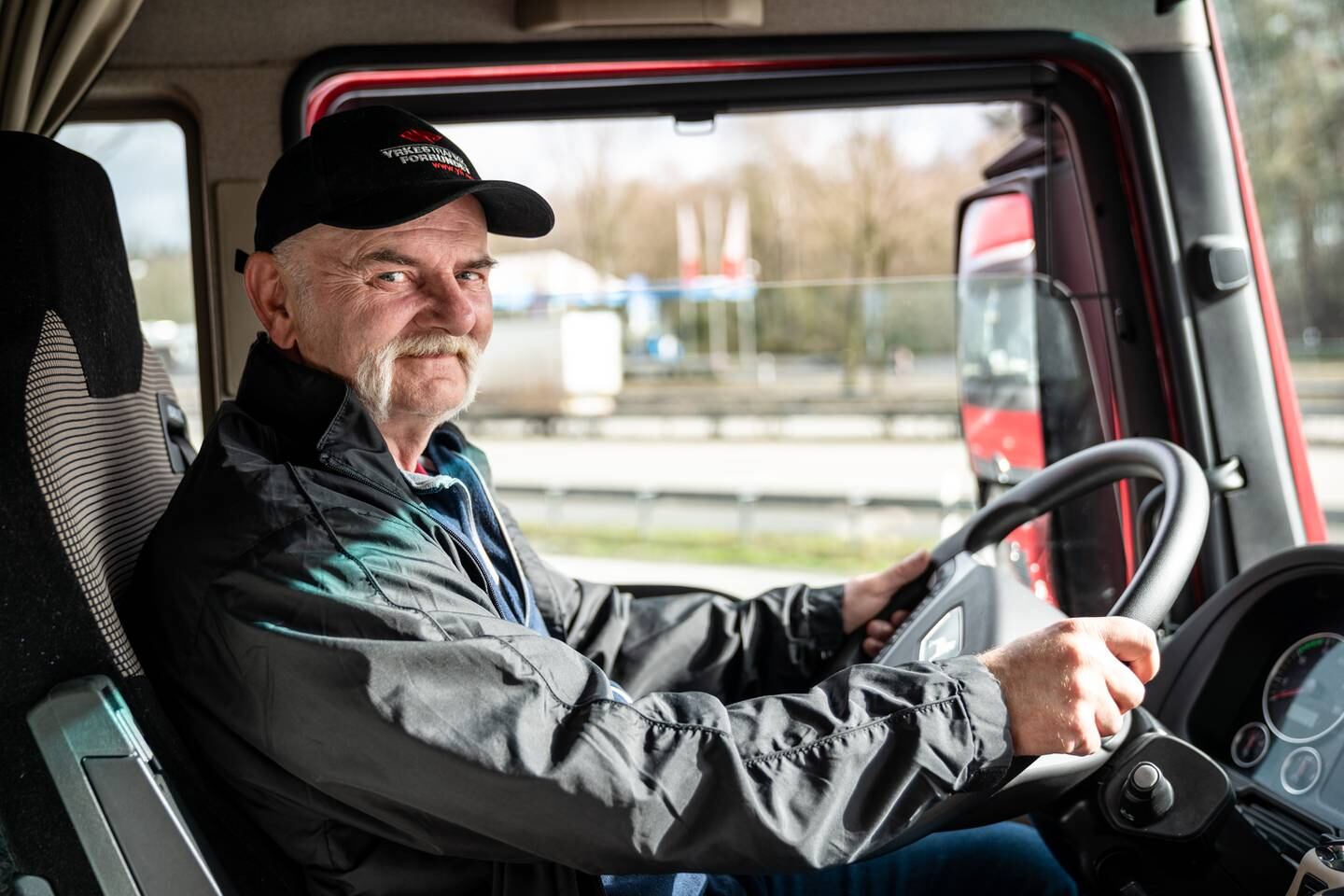 Bildet viser Jan Arne Laberget fra Yrkestrafikkforbundet som sitter bak rattet i lastebilen sin.