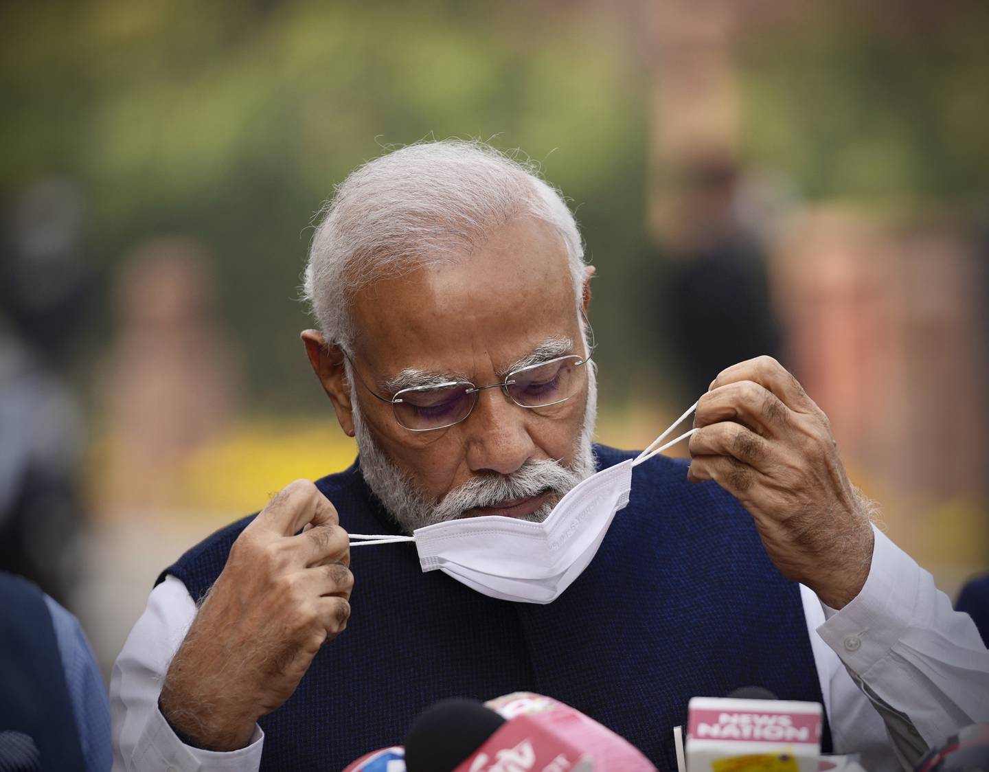 Statsminister Narendra Modi oppfordrer folk til å la seg vaksinere, bruke munnbind og vaske hendene. Foto: Manish Swarup / AP / NTB