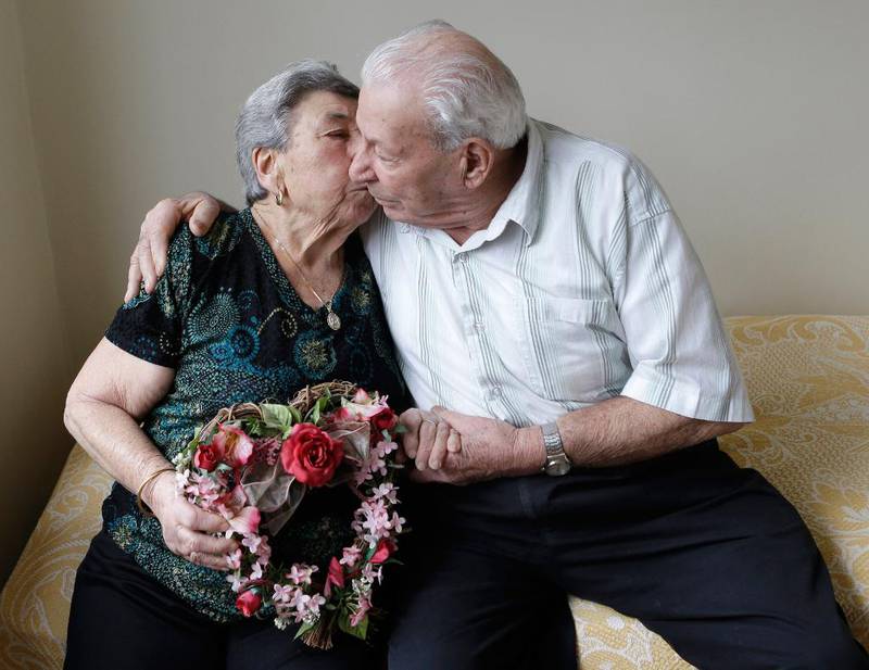 USA: Dette paret har vært gift i over 70 år. Her feirer de Valentinsdagen hjemme i New York i USA.